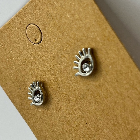 Silver eye shaped stud earrings - Picture 2 of 3